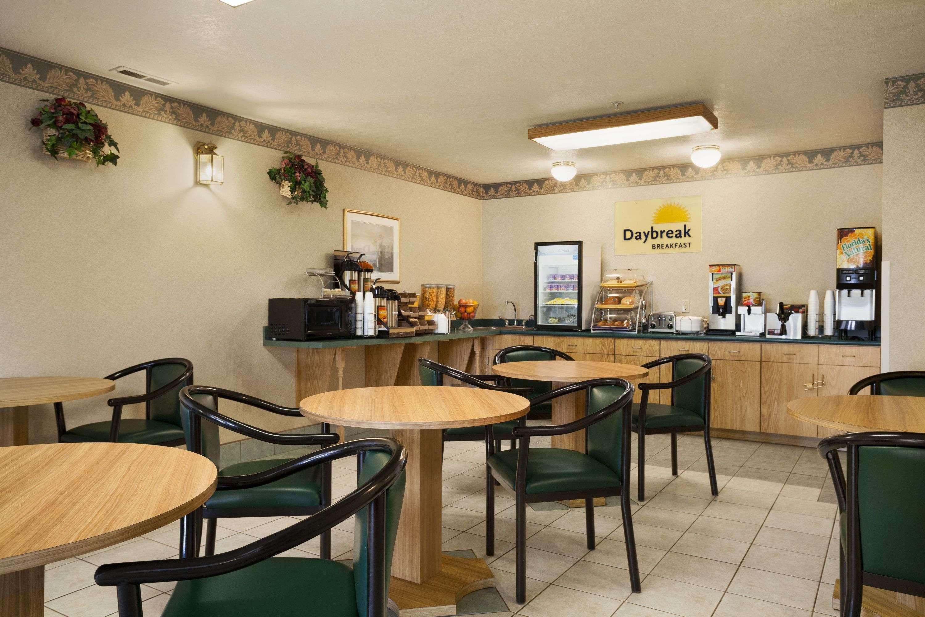 Days Inn By Wyndham Springville Esterno foto